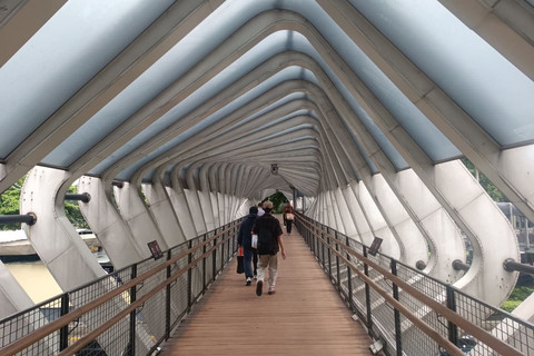 Warga berjalan melewati JPO Gelora Bung Karno, Jakarta Selatan, Rabu (4/2/2026). Foto: Ryan Iqbal/kumparan