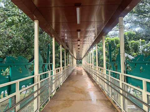 JPO Patung Kuda, Jakarta Pusat memiliki ornamen dengan visual yang persis seperti Patung Kuda di depannya. Foto: Ryan Iqbal/kumparan