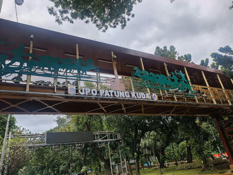 JPO Patung Kuda, Jakarta Pusat memiliki ornamen dengan visual yang persis seperti Patung Kuda di depannya. Foto: Ryan Iqbal/kumparan