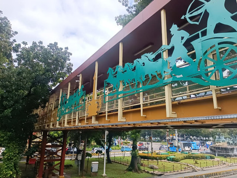 JPO Patung Kuda, Jakarta Pusat memiliki ornamen dengan visual yang persis seperti Patung Kuda di depannya. Foto: Ryan Iqbal/kumparan