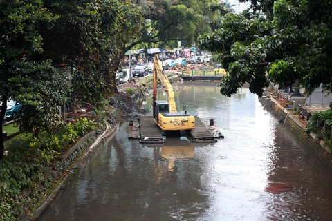 Petugas mengoperasikan alat berat untuk mengeruk sedimentasi dan lumpur Kali Ciliwung di Jalan Terusan Kuningan, Jakarta, Rabu (4/2/2026). Foto: Reno Esnir/ANTARA FOTO