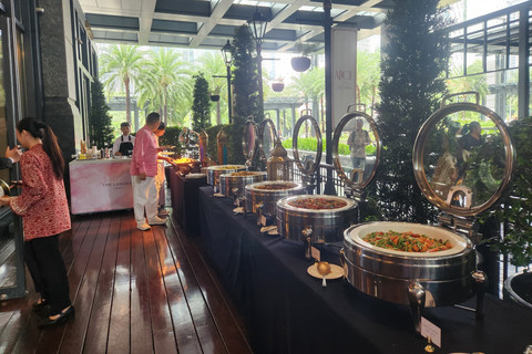 The Langham, Jakarta, menghadirkan berbagai pilihan Ramadan, mulai dari pengalaman buka puasa yang meriah di Tom's by Tom Aikens dan ALICE, sajian Jepang yang mewah di Morimoto, hingga koleksi eksklusif bingkisan Ramadan. Foto: Ela Nurlaela/kumparan