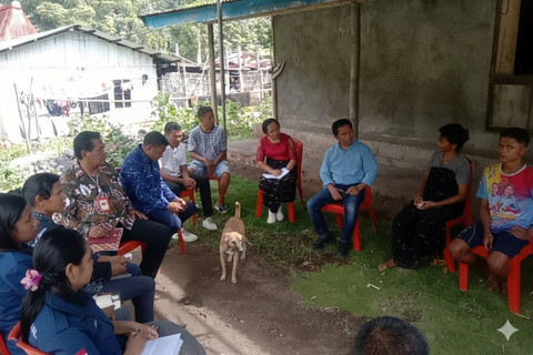 Kemensos melalui Sentra Efata Kupang memberikan santunan dan bantuan dengan total Rp 9 juta bagi keluarga siswa SD yang meninggal diduga bunuh diri di NTT. Foto: Kemensos RI