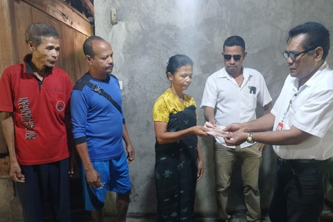 Kemensos melalui Sentra Efata Kupang memberikan santunan dan bantuan dengan total Rp 9 juta bagi keluarga siswa SD yang meninggal diduga bunuh diri di NTT. Foto: Kemensos RI