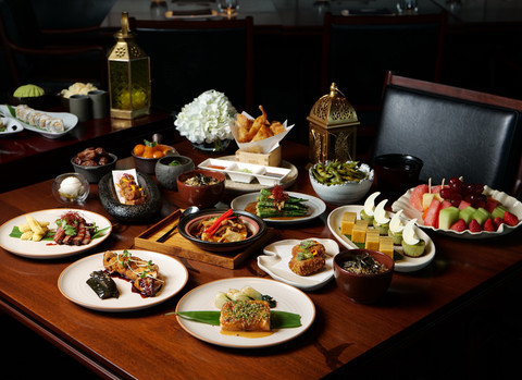 The Langham, Jakarta, menghadirkan berbagai pilihan ramadan, mulai dari pengalaman buka puasa yang meriah di Tom's by Tom Aikens dan ALICE, sajian Jepang yang mewah di Morimoto, hingga koleksi eksklusif bingkisan Ramadan. Foto: Dok. The Langham Jakarta.
