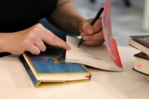 Buku yang sedang ditandatangani oleh Intan Paramaditha saat Kelas Kumparan di di Gedung Kumparan, Jalan Jati Murni, Pasar Minggu, Jakarta, Rabu sore (4/2/2026). Foto: Melano Shalusa/kumparan