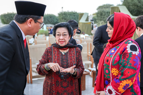 Ketua Umum PDIP Megawati Soekarnoputri didampingi Dubes RI untuk Tunisia, Zuhairi Misrawi berbincang dengan pemenang Zayed Award Zarqa Yaftali (kanan) yang merupakan advokat pendidikan anak perempuan Afghanistan di Abu Dhabi, UEA, Rabu, (4/2/2026). Foto: Monang Sinaga/Antara Foto