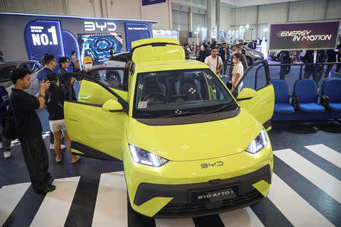 Pengunjung melihat sejumlah mobil di booth BYD pada pameran BCA Expoversary 2026 di ICE BSD, Tangerang, Kamis (5/2/2026). Foto: Aditia Noviansyah/kumparan