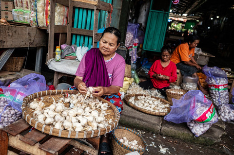 Pedagang memilah bawang putih pesanan pembeli di Pasar Induk MAJT-MAS, Semarang, Jawa Tengah, Kamis (5/2/2026). Foto: Aprillio Akbar/ANTARA FOTO