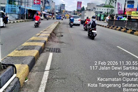 Potret jalan berlubang di Flyover Ciputat, Tangerang Selatan, Senin (2/2/2026). Foto: Dok. Istimewa