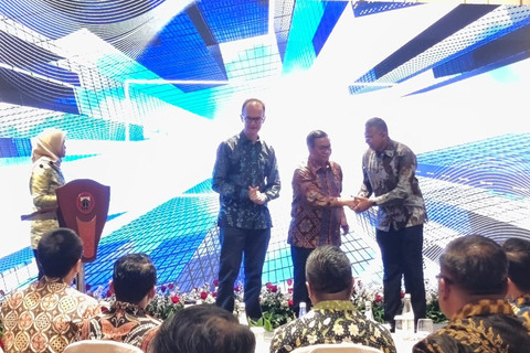 Duta Besar Inggris untuk Indonesia, Dominic James Robert Jermey dan Gubernur DKI Jakarta Pramono Anung menghadiri peluncuran Pergub Efisiensi Energi dan Air pada Bangunan, di Hotel Mandarin Oriental Jakarta, Jumat (6/2/2026). Foto: Jeni Ritanti/kumparan