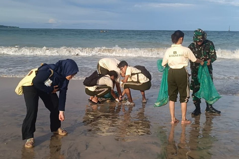Sejumlah mahasiswa bersih-bersih sampah di Pantai Kedonganan, Bali, Jumat (6/2/2026). Foto: Denita BR Matondang/kumparan