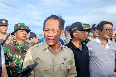 Menteri LH Hanif Faisol Nurofiq memberikan keterangan pers usai bersih-bersih sampah di Pantai Kedonganan, Bali, Jumat (6/2/2026). Foto: Denita BR Matondang/kumparan