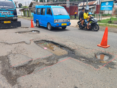 Kerusakan Jalan Pantura di wilayah Karawang, Jawa Barat kian mengkhawatirkan. Lubang-lubang menganga di permukaan jalan diketahui sudah banyak memakan korban. Foto: Dok. kumparan