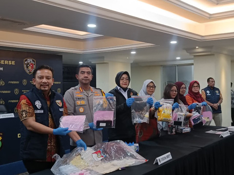 Sejumlah barang bukti kasus TPPO di Tamansari, Jakarta Barat yang ditunjukkan di Polda Metro Jaya pada Jumat (6/2). Foto: Ryan Iqbal/kumparan