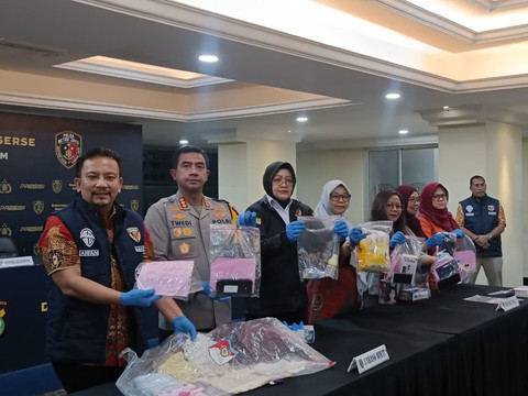 Sejumlah barang bukti kasus TPPO di Tamansari, Jakarta Barat yang ditunjukkan di Polda Metro Jaya pada Jumat (6/2). Foto: Ryan Iqbal/kumparan