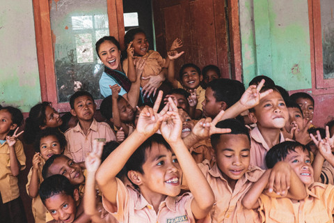 Wulan Guritno di SDN Cekok, Desa Wae Codi, Kabupaten Manggarai, NTT. Foto: Plan Indonesia