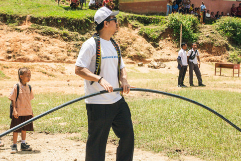 Joe Taslim di SDN Cekok, Desa Wae Codi, Kabupaten Manggarai, NTT. Foto: Plan Indonesia