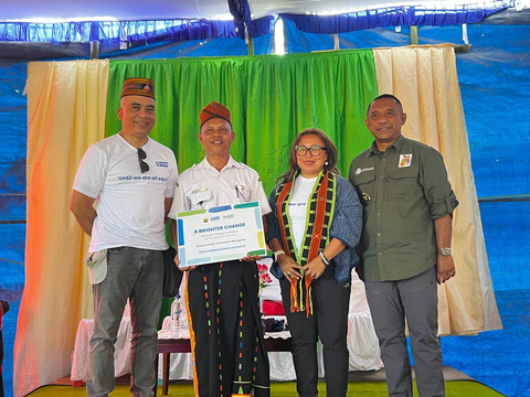 (ki-ka) Direktur Operasional ZAP Clinic Syarif Assegaf, kepala sekolah SDN Golomondo, Direktur Eksekutif Plan Indonesia Dini Widiastuti, dan Bupati Manggarai Herybertus di SDN Golomondo, Desa Latung, NTT, pada Rabu (4/2/2026). Foto: Judith Aura/kumparan