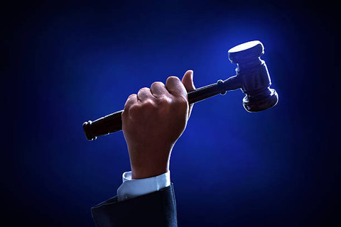 Gambar Hakim Memegang Palu | Foto: istockphoto.com