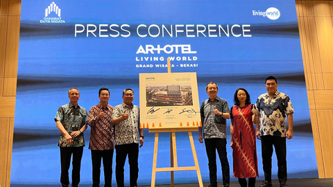 Sejumlah pejabat dalam acara opening ceremony Artotel Living World Grand Wisata Bekasi yang digelar di Bekasi pada Jumat (6/2). Foto: Gitario Vista Inasis/kumparan