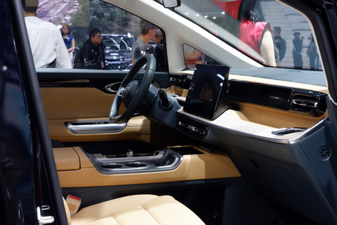 GAC E8 tampil di IIMS 2026. Foto: Sena Pratama/kumparan