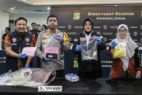 Kabid Humas Polda Metro Jaya Kombes Pol Budi Hermanto menyampaikan keterangan saat rilis kasus Tindak Pidana Perdagangan Orang (TPPO) terhadap anak dibawah umur di Polda Metro Jaya, Jakarta, Jumat (6/2/2026). Foto: Darryl Ramadhan/Antara Foto