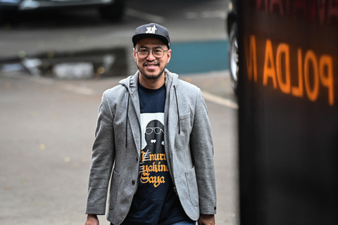 Komika atau pelawak tunggal Pandji Pragiwaksono berjalan untuk memenuhi panggilan klarifikasi di Polda Metro Jaya, Jumat (6/2/2026). Foto: Sulthony Hasanuddin/ANTARA FOTO 