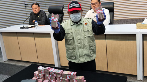 Barang bukti uang Rp 850 juta yang disita KPK dalam operasi tangkap tangan (OTT) hakim di Depok. Foto: Jonathan Devin/kumparan