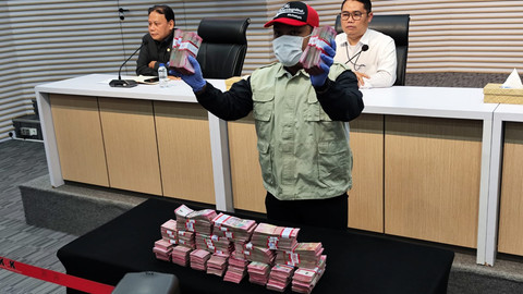 Barang bukti uang Rp 850 juta yang disita KPK dalam operasi tangkap tangan (OTT) hakim di Depok. Foto: Jonathan Devin/kumparan