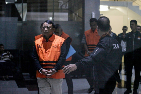 Ketua Pengadilan Negeri Depok I Wayan Eka Mariarta berjalan menuju mobil tahanan usai menjalani pemeriksaan setelah terjerat Operasi Tangkap Tangan (OTT) di Gedung Merah Putih KPK, Jakarta, Sabtu (7/2/2026). Foto: Darryl Ramadhan/ANTARA FOTO