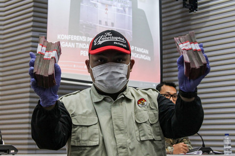 Petugas KPK menunjukkan barang bukti uang tunai dalam Operasi Tangkap Tangan (OTT) di Pengadilan Negeri Depok, di Gedung Merah Putih KPK, Jakarta, Jumat (6/2/2026). Foto: Darryl Ramadhan/ANTARA FOTO