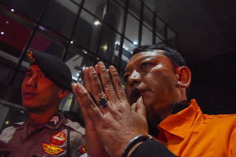Ketua Pengadilan Negeri Depok I Wayan Eka Mariarta berjalan menuju mobil tahanan usai menjalani pemeriksaan setelah terjerat Operasi Tangkap Tangan (OTT) di Gedung Merah Putih KPK, Jakarta, Sabtu (7/2/2026). Foto: Indrianto Eko Suwarso/ANTARA FOTO