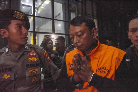 Ketua Pengadilan Negeri Depok I Wayan Eka Mariarta berjalan menuju mobil tahanan usai menjalani pemeriksaan setelah terjerat Operasi Tangkap Tangan (OTT) di Gedung Merah Putih KPK, Jakarta, Sabtu (7/2/2026). Foto: Indrianto Eko Suwarso/ANTARA FOTO