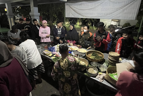 Penjual nasi pecel Bu Martun di Tulungagung yang selalu penuh sesak di saat sahur Ramadan. Sumber: dokumentasi pribadi