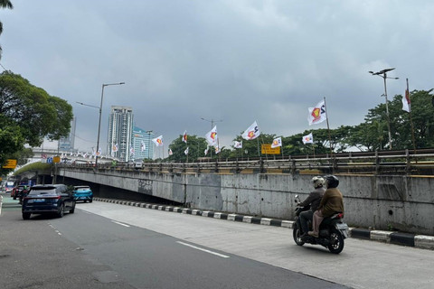 Penampakan bendera-bendera Gerindra berkibar di Jalan Gatot Subroto, Jakarta, Sabtu (7/2/2026). Foto: Abid Raihan/kumparan