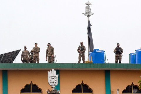 Pasukan paramiliter federal Pakistan berjaga usai ledakan mematikan di sebuah masjid Muslim Syiah di Islamabad, Pakistan, Jumat (6/2/2026). Foto: Salahuddin/REUTERS