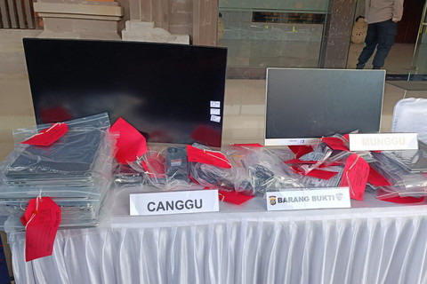 Barang bukti kasus judol jaringan internasional India dihadirkan saat konferensi pers di Halaman Gedung Polda Bali, Sabtu (7/2/2026). Foto: Denita BR Matondang/kumparan