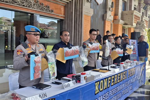 Kapolda Bali Irjen Daniel Adityajaya menunjukkan barang bukti narkoba dalam Jumpa pers di Halaman Gedung Polda Bali, Sabtu (7/2/2026). Foto: Denita BR Matondang/kumparan
