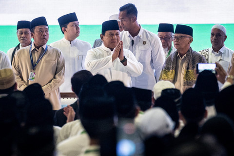 Presiden Prabowo Subianto menyapa warga saat menghadiri Pengukuhan dan Ta'aruf Pengurus Majelis Ulama Indonesia (MUI) masa bakti 2025-2030 di Masjid Istiqlal, Jakarta, Sabtu (7/2/2026). Foto: Bayu Pratama S/ANTARA FOTO
