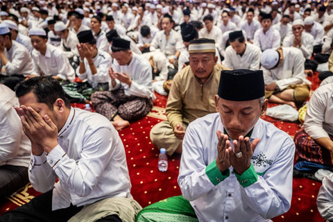Sejumlah umat Islam memanjatkan doa saat acara bersatu dalam munajat untuk keselamatan bangsa, Pengukuhan dan Taaruf Pengurus Majelis Ulama Indonesia (MUI) masa bakti 2025-2030 di Masjid Istiqlal, Jakarta, Sabtu (7/2/2026). Foto: Bayu Pratama S/ANTARA FOTO