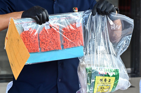 Polisi menunjukkan barang bukti narkotika saat konferensi pers di Polda Bali, Denpasar, Bali, Sabtu (7/2/2026). Foto: Fikri Yusuf/ANTARA FOTO