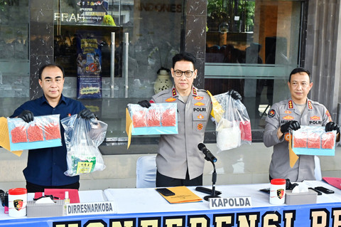 Kapolda Bali Irjen Pol. Daniel Adityajaya didampingi Direktur Reserse Narkoba Polda Bali dan Kabid Humas Polda Bali menunjukkan barang bukti narkotika saat konferensi pers di Polda Bali, Denpasar, Bali, Sabtu (7/2/2026). Foto: Fikri Yusuf/ANTARA FOTO