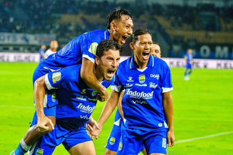 Pesepak bola Persib Bandung, Thom Haye, Beckham Putra, dan Adam Alis berselebrasi usai mencetak gol melawan Malut United pada pertandingan BRI Super League 2025-2026 di Stadion Gelora Bandung Lautan Api (GBLA), Bandung, Jawa Barat, Jumat (6/2/2026). Foto: Novrian Arbi/ANTARA FOTO