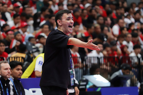 Pelatih Timnas Futsal Indonesia, Hector Souto memberikan arahan kepada pemain Timnas Futsal Indonesia saat melawan pemain Timnas Futsal Iran pada pertandingan final Piala Asia Futsal 2026 di Indonesia Arena, Jakarta, Sabtu, (7/2/2026). Foto: Jamal Ramadhan/kumparan