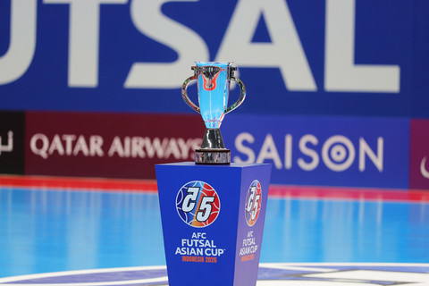 Trofi Piala Asia Futsal berada di lapangan pada final Piala Asia Futsal 2026 di Indonesia Arena, Jakarta, Sabtu, (7/2/2026). Foto: Jamal Ramadhan/kumparan