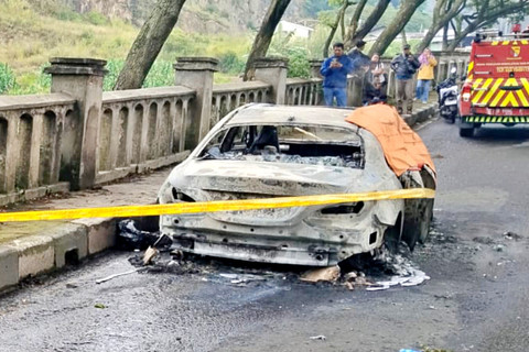 Proses pemadaman mobil Mercedes-Benz yang menewaskan satu orang di Nagreg, Jawa Barat. Foto: Dok. Kapolsek Nagreg