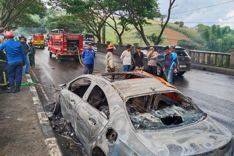 Proses pemadaman mobil Mercedes-Benz yang menewaskan satu orang di Nagreg, Jawa Barat. Foto: Dok. Kapolsek Nagreg