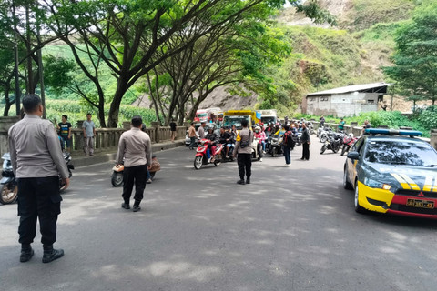 Proses pemadaman mobil Mercedes-Benz yang hangus terbakar dan menewaskan satu orang di Jalan Raya Lingkar Nagreg, Blok Citiis, Desa Ciherang, Kecamatan Nagreg, Kabupaten Bandung, Jumat (6/2/2026). Foto: Dok. Kapolsek Nagreg