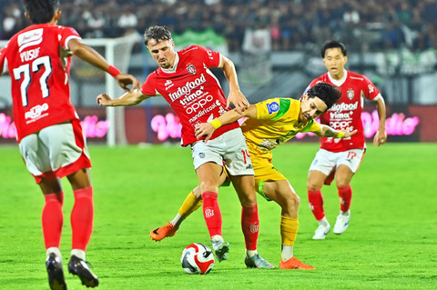 Pesepak bola Persebaya Surabaya, Francisco Rivera (kedua kanan) berebut bola dengan pesepak bola Bali United, Tim Receveur (kedua kiri) saat pertandingan Super League 2025/2026 di Stadion Kapten I Wayan Dipta, Gianyar, Bali, Sabtu (7/2/2026). Foto: Fikri Yusuf/ANTARA FOTO